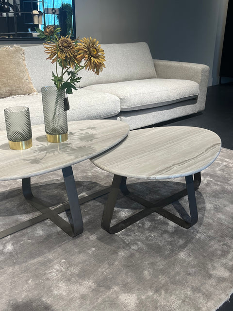 Muka hoge salontafel, donkergrijs onderstel, wit marmer