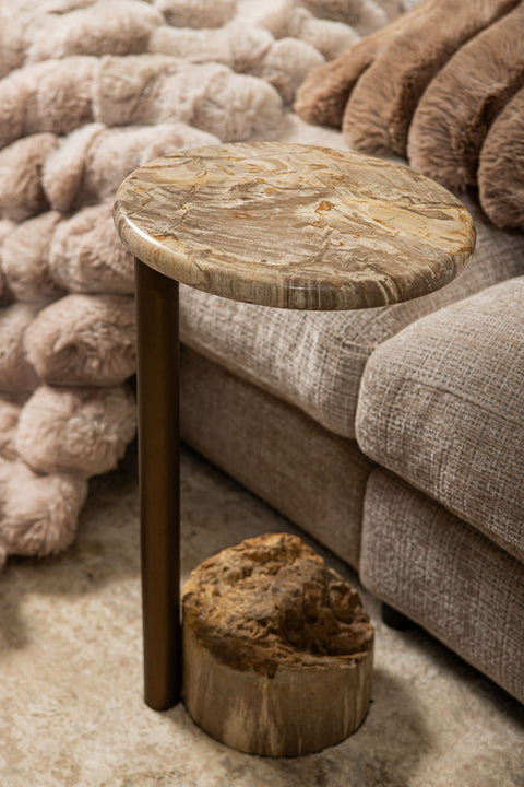 Ataja bijzettafel van natuurlijk versteend hout met messing poot
